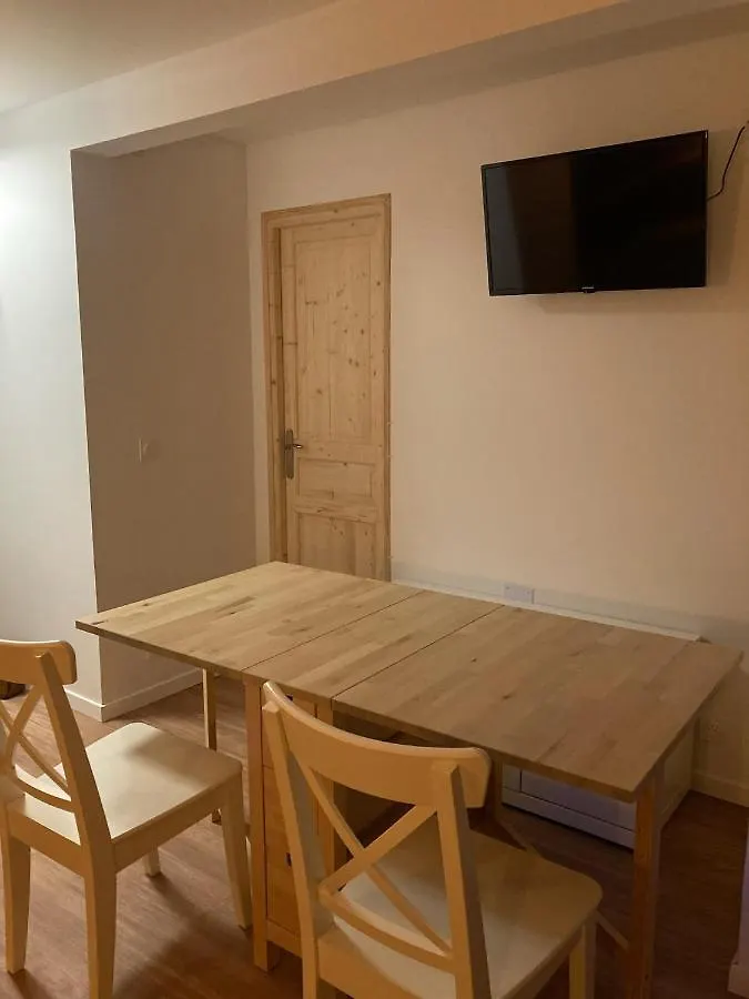 Mont Vallon Lodge: Ski-in/Ski-out Comfort near Méribel Center Meribel