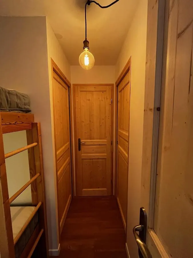 Apartment Mont Vallon Lodge: Ski-in/Ski-out Comfort near Méribel Center