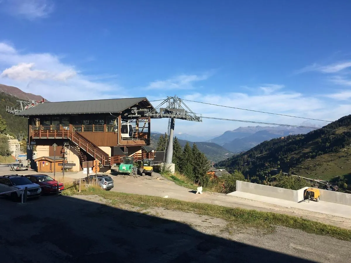 Mont Vallon Lodge: Ski-in/Ski-out Comfort near Méribel Center Meribel