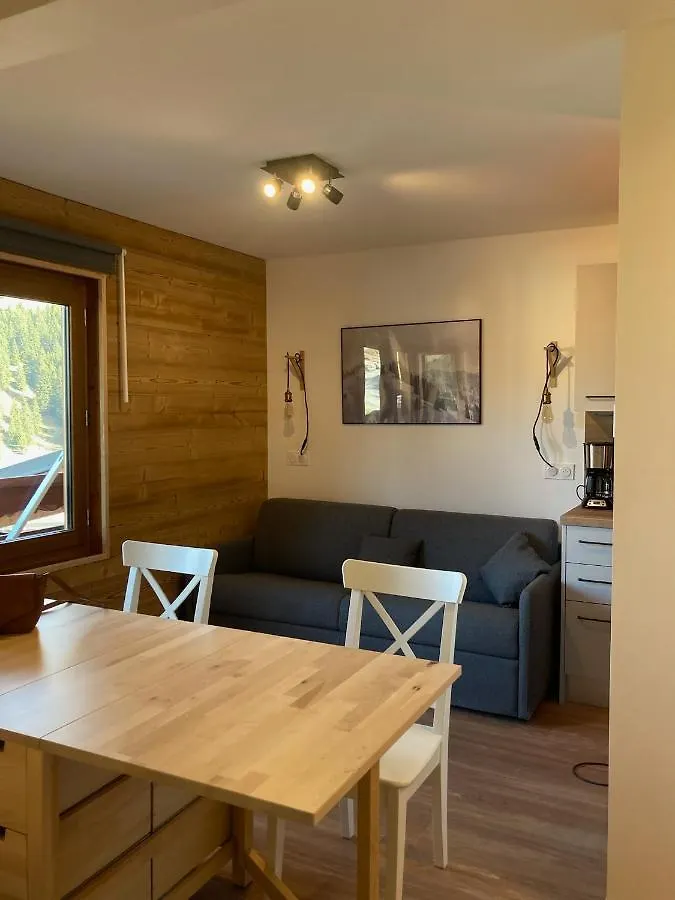 Mont Vallon Lodge: Ski-in/Ski-out Comfort near Méribel Center